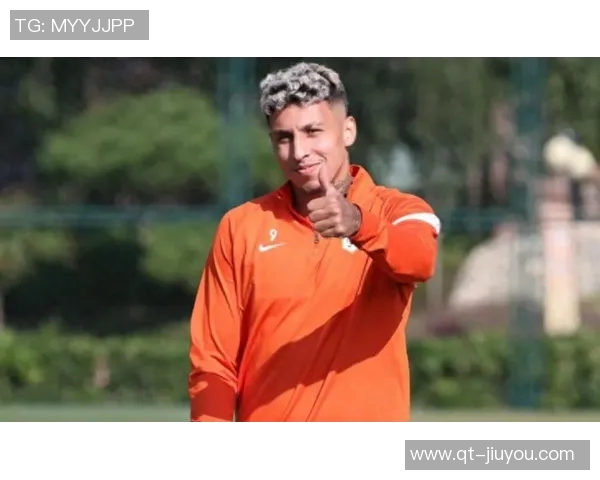 瓦科亲自为克雷桑剪胡子社媒晒照引发球迷热议