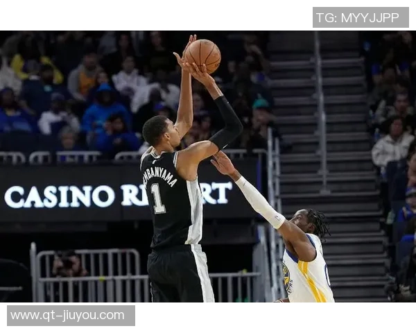 维金斯突破禁区高打板文班亚马展现超凡身高送出精彩钉板大帽